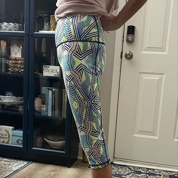 Victoria’s Secret Sport, Cropped Neon Geometric Design Tights - Picture 4 of 13